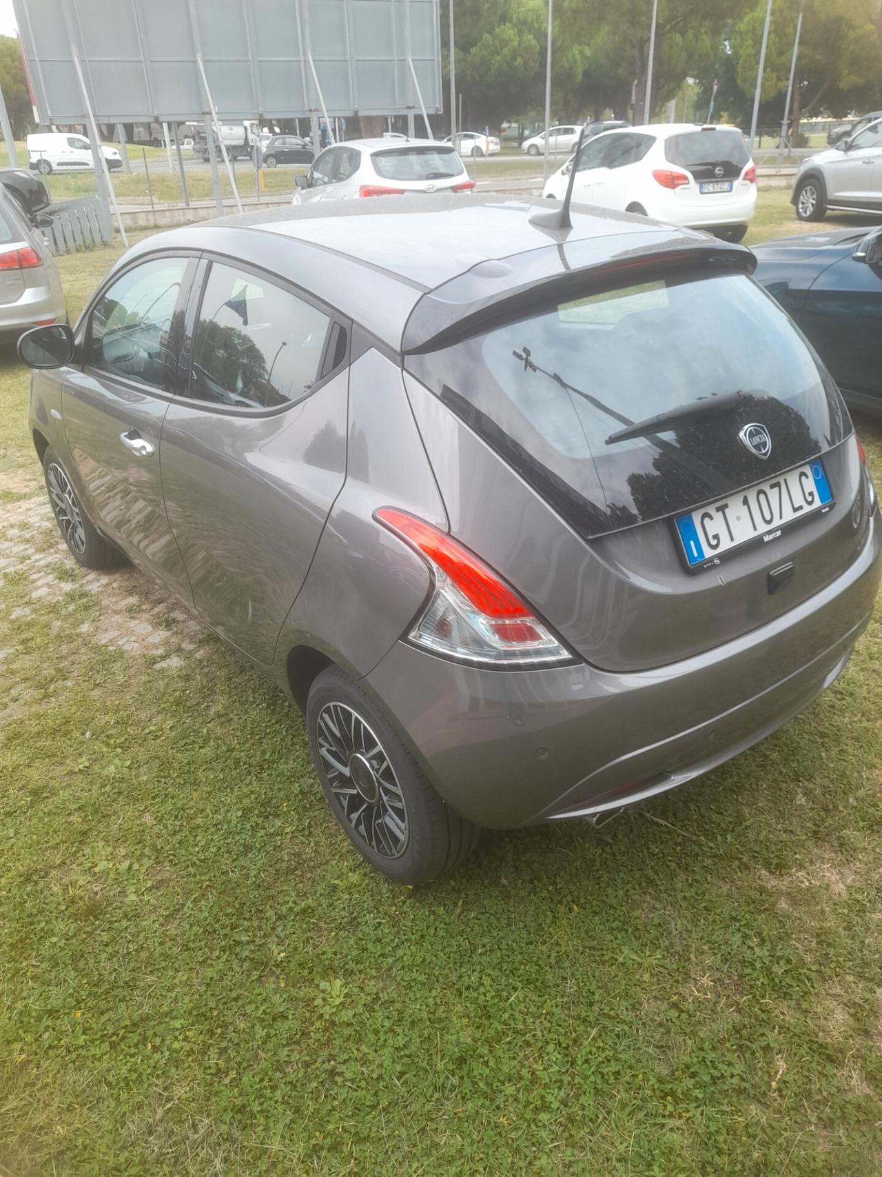 Lancia Ypsilon 1.0 5 porte Hybrid Platino