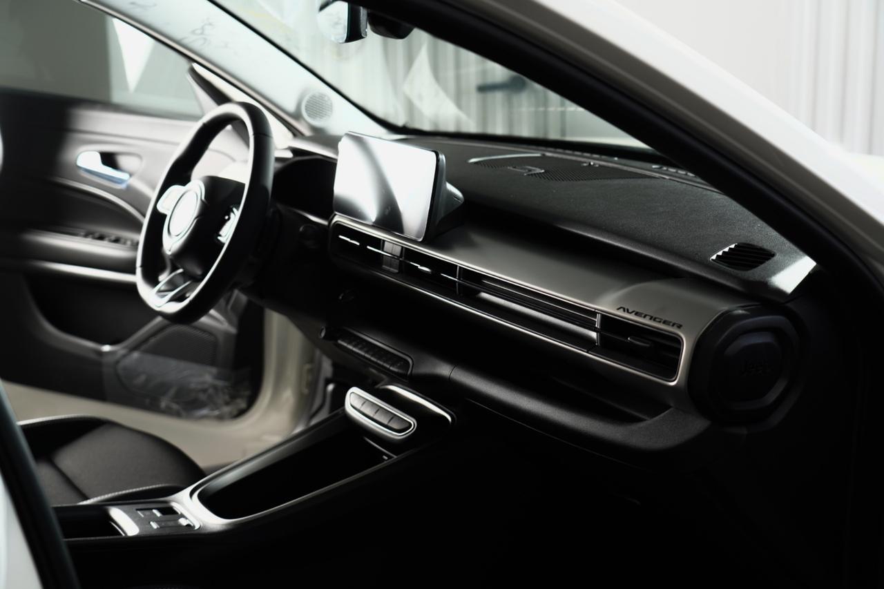 JEEP AVENGER ALTITUDE e-HYBRID 110 CV | KM 0 | DA €21.800
