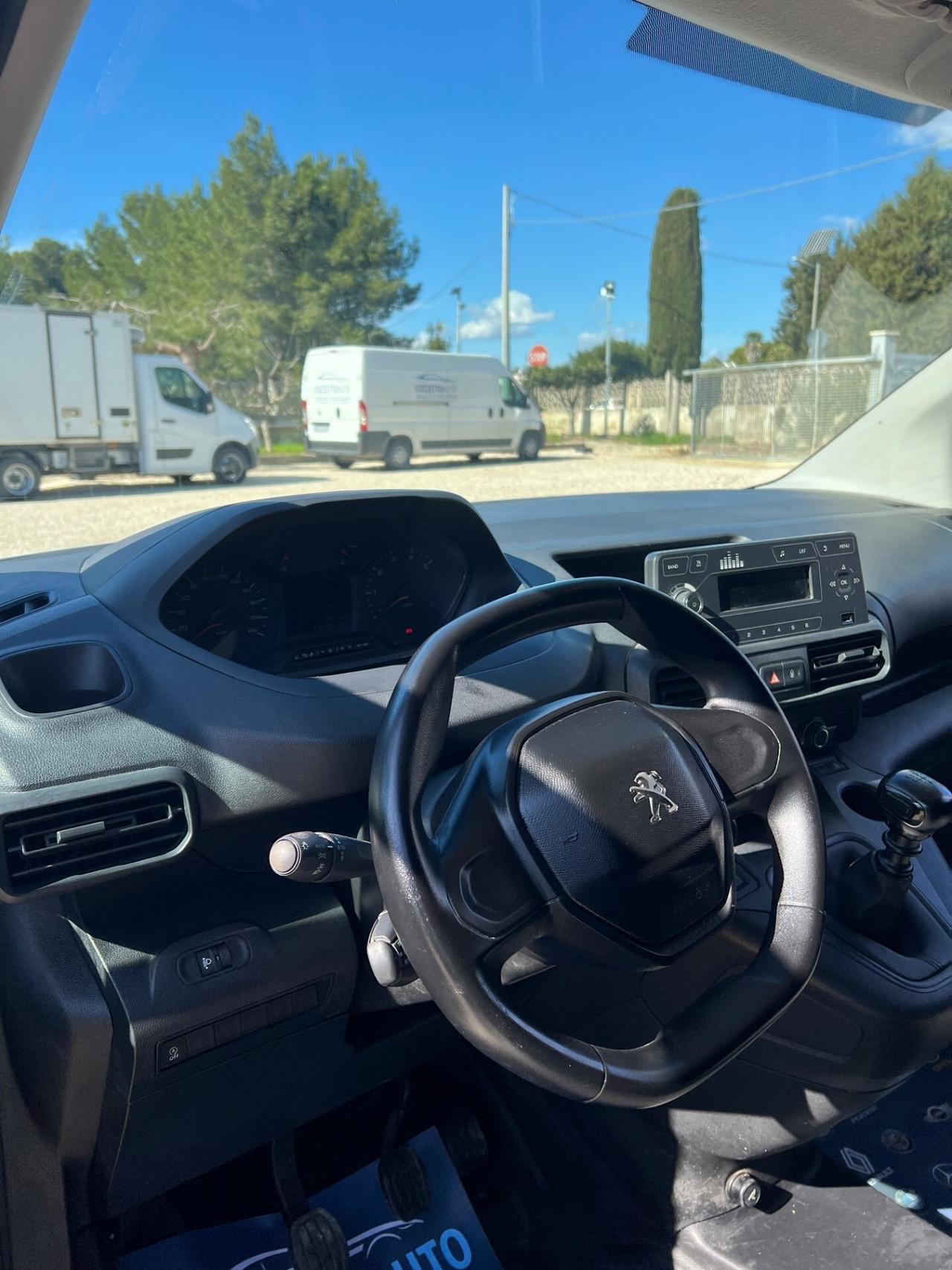 Peugeot Partner 3 posti Allestito passo corto