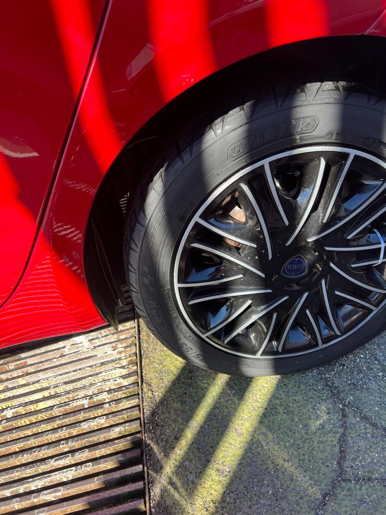 Lancia Ypsilon 1.2 69 CV 5 porte GPL Ecochic Silver