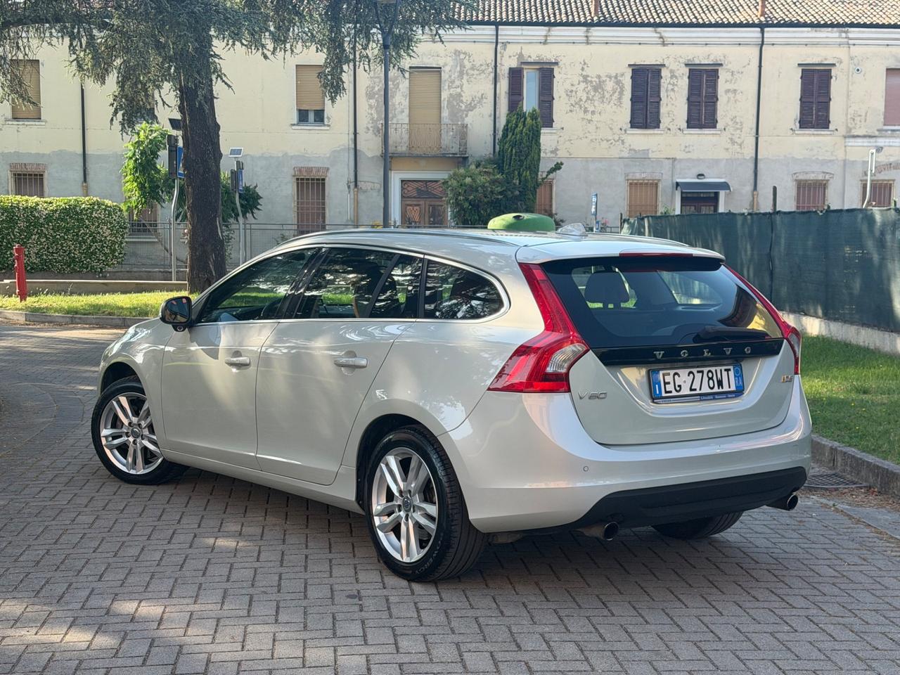 Volvo V60 2.4D D5 R-design