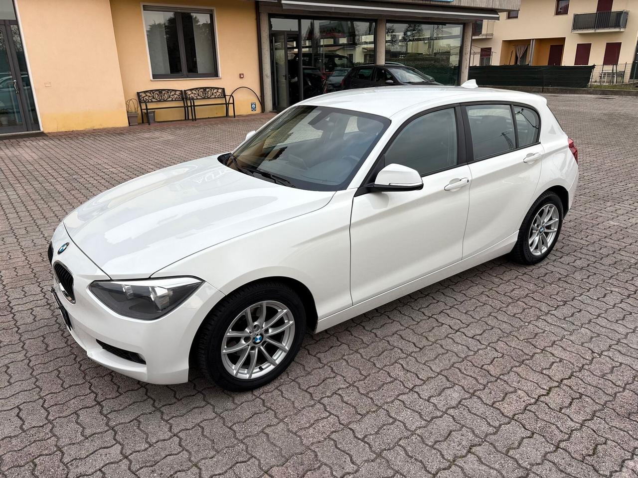 BMW SERIE 1 BENZINA AUTOMATICA SI A NEOPATENTATI