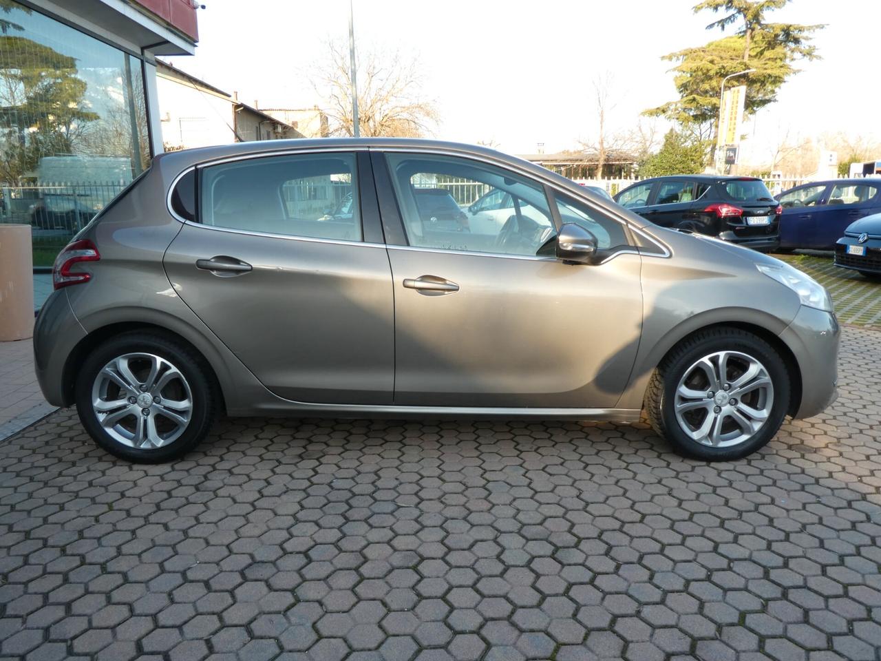 Peugeot 208 1.2 VTi 82 CV 5 porte OK NEOPATENTATI