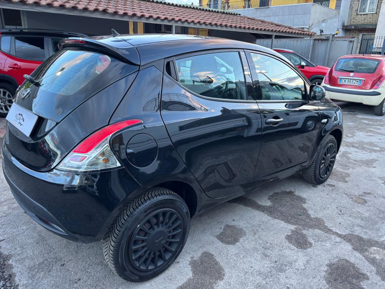 Lancia Ypsilon 0.9 TwinAir 85 CV 5 porte Metano Ecochic Silver