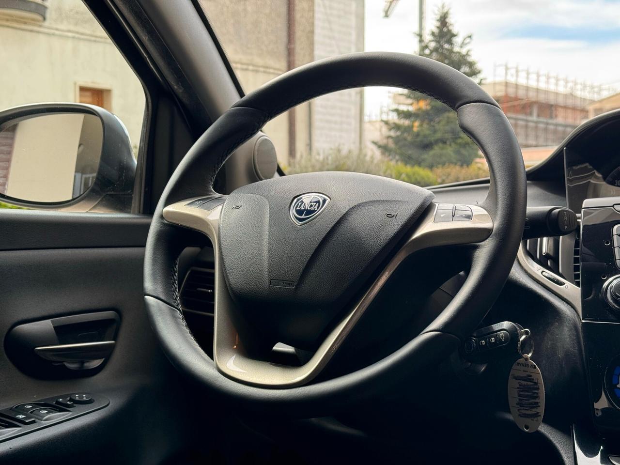 Lancia Ypsilon 1.3 MJT 16V 95 cv 5 porte S&S Platinum 5 posti