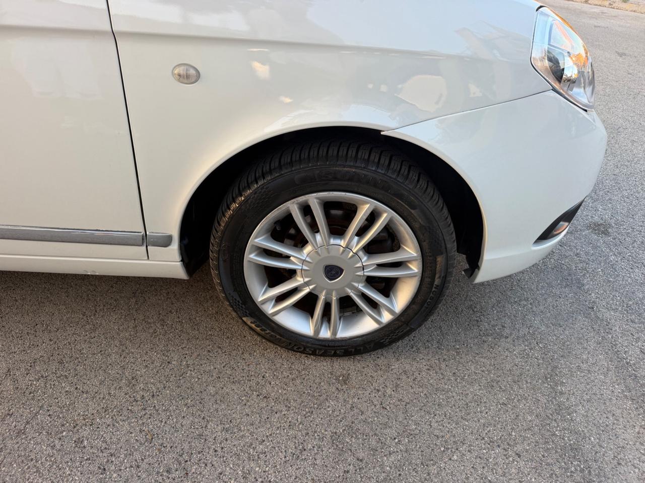 Lancia Ypsilon 1.2 benzina 69 cv 2011