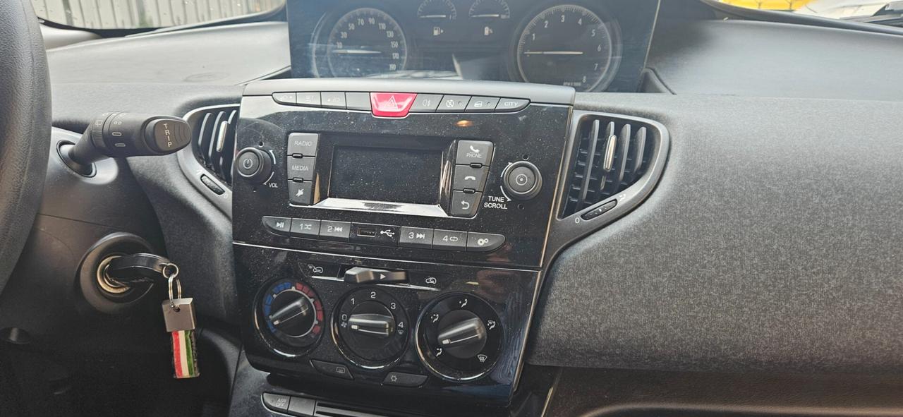 Lancia Ypsilon 1.0 FireFly 5 porte S&S Hybrid Ecochic Silver