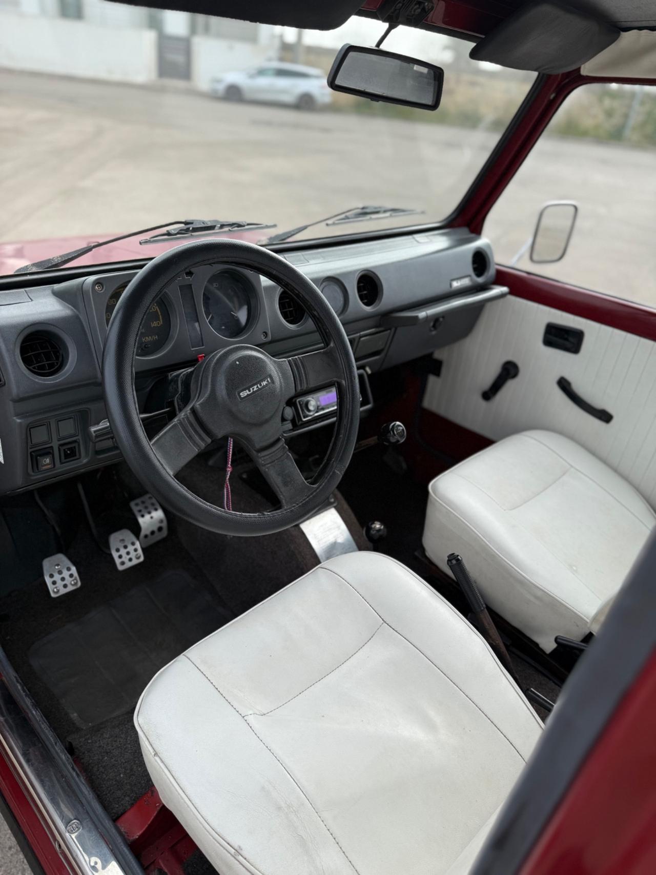 Suzuki SJ 410 Berlina de luxe