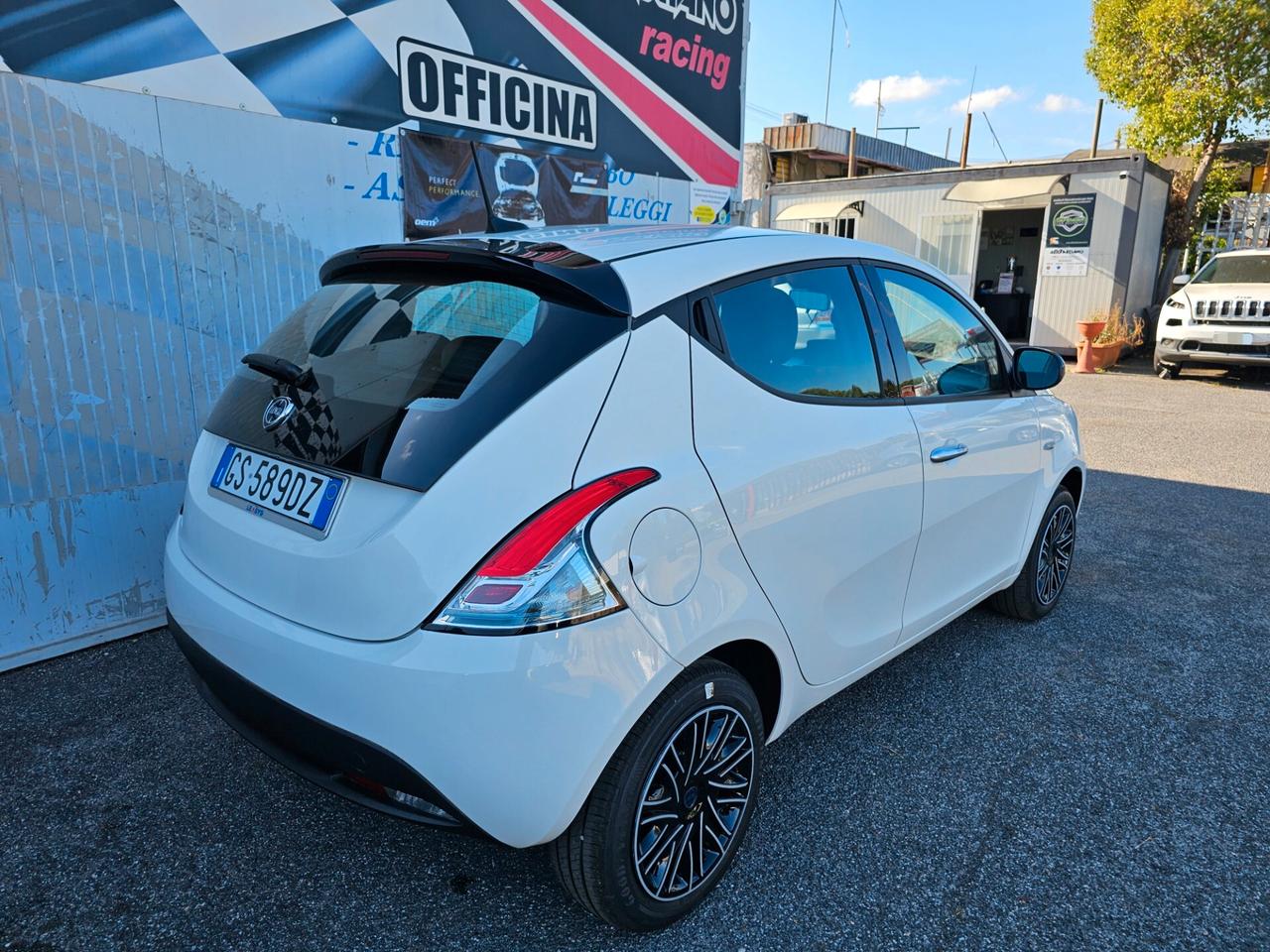 Lancia Ypsilon 2023 Noleggio BREVE termine