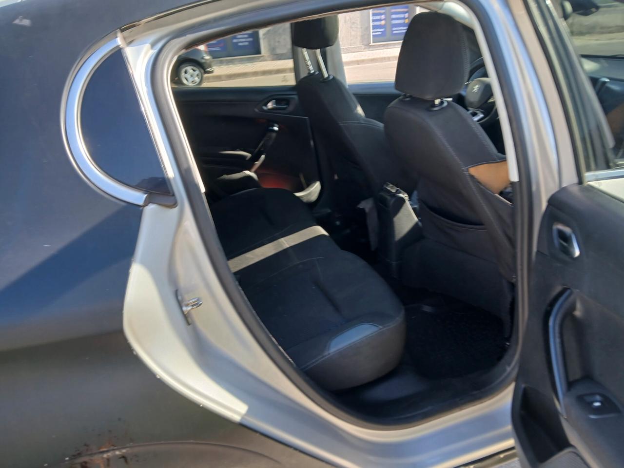 Peugeot 208 1.4 HDi 68 CV 5 porte Allure