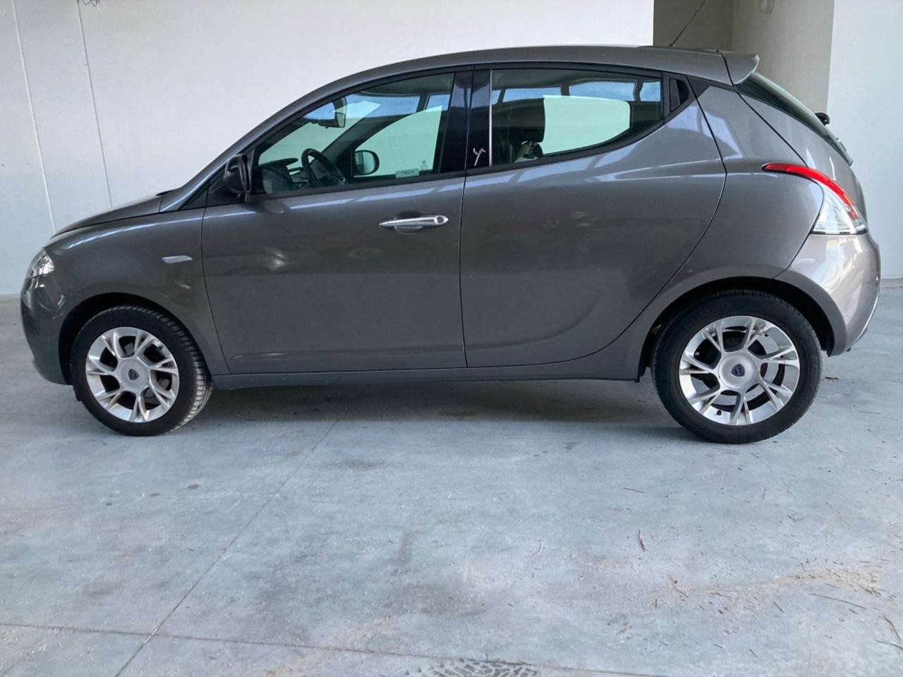 Lancia Ypsilon 1.2 69 CV 5 porte Gold per neopatentati