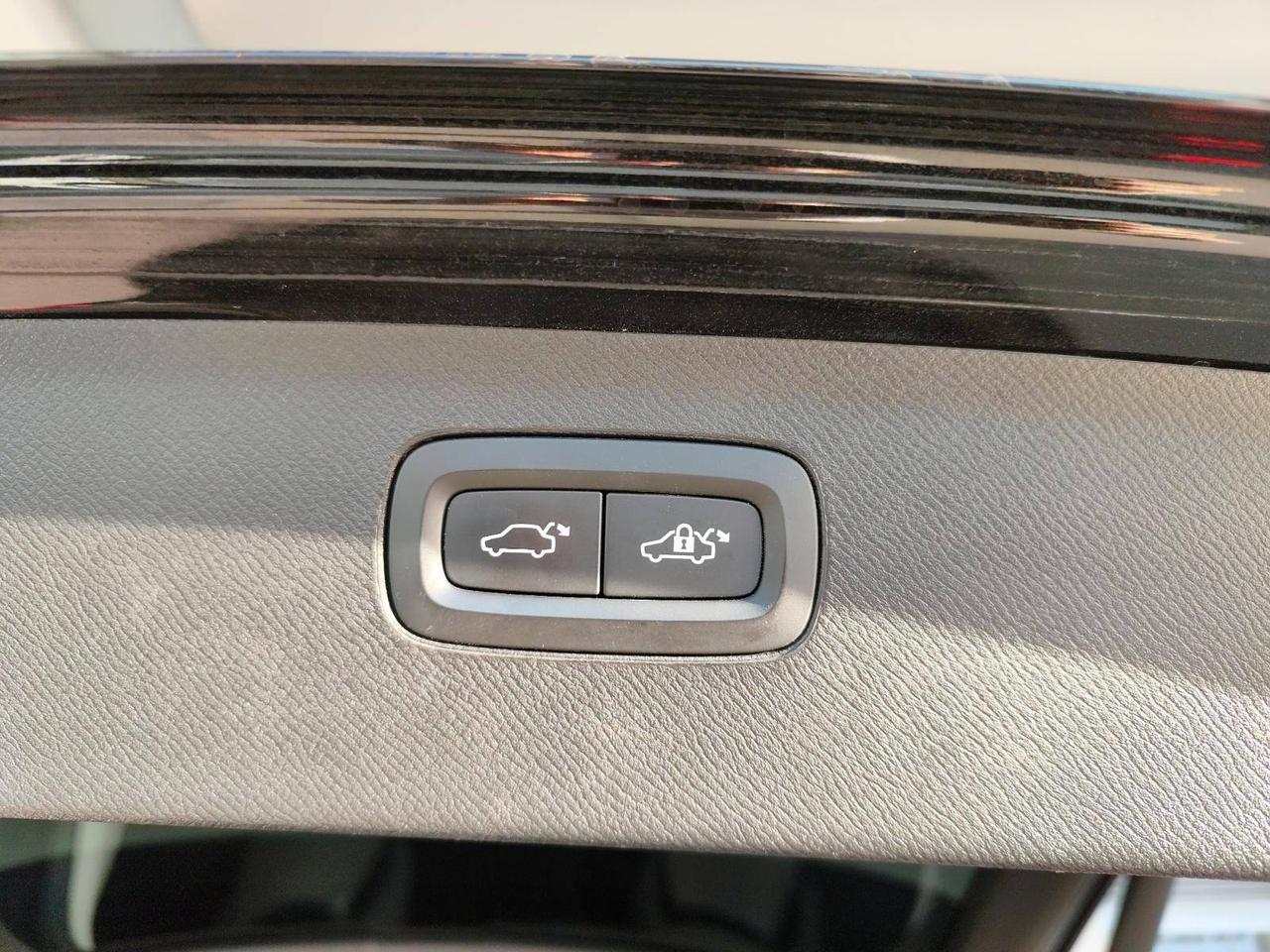 Volvo XC90 2.0 t8 phev R-design awd 303cv 7 Posti