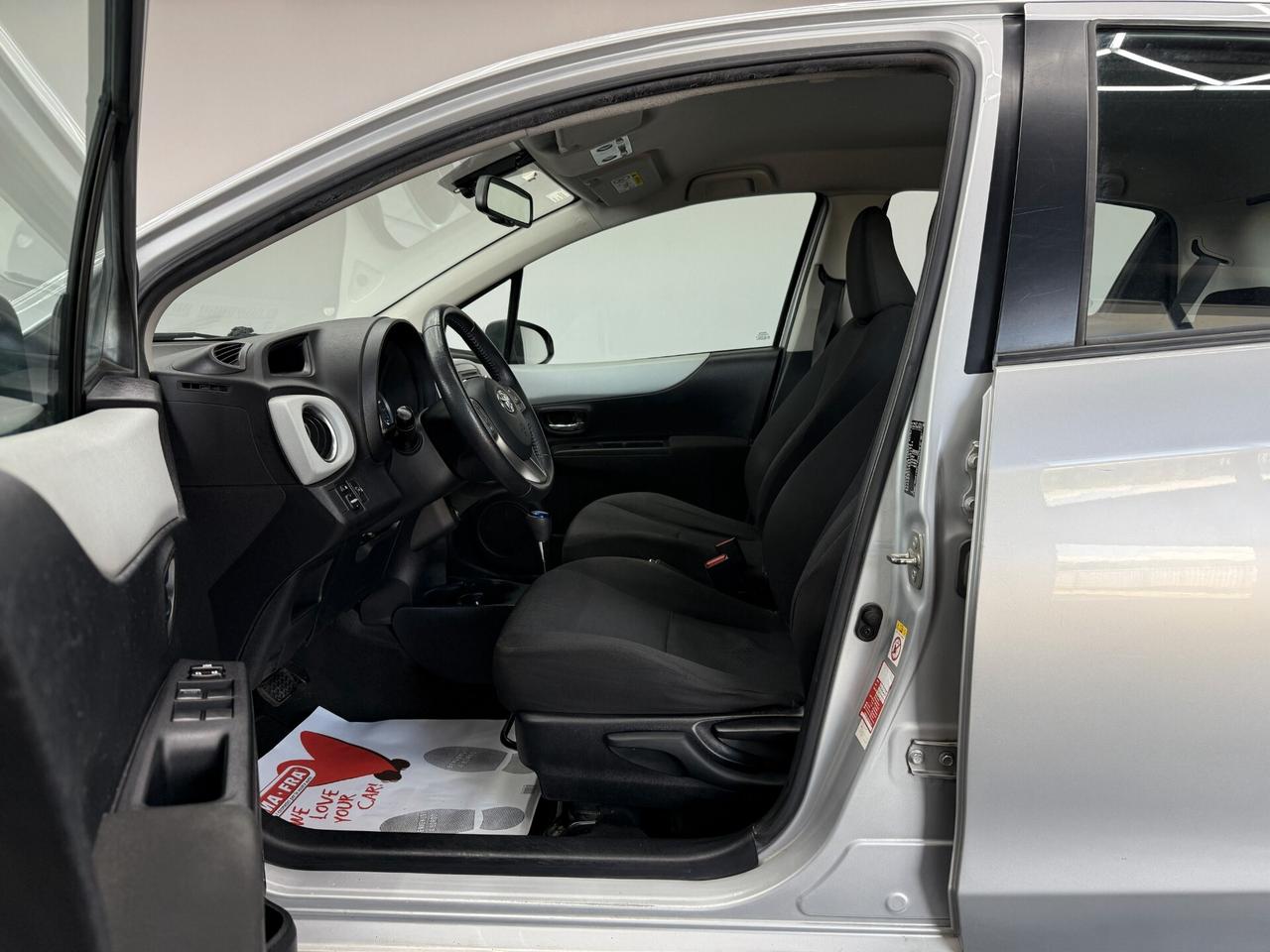 Toyota Yaris HYBRID LOUNGE