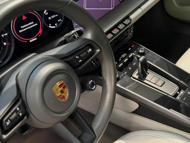 PORSCHE 911 Carrera 4