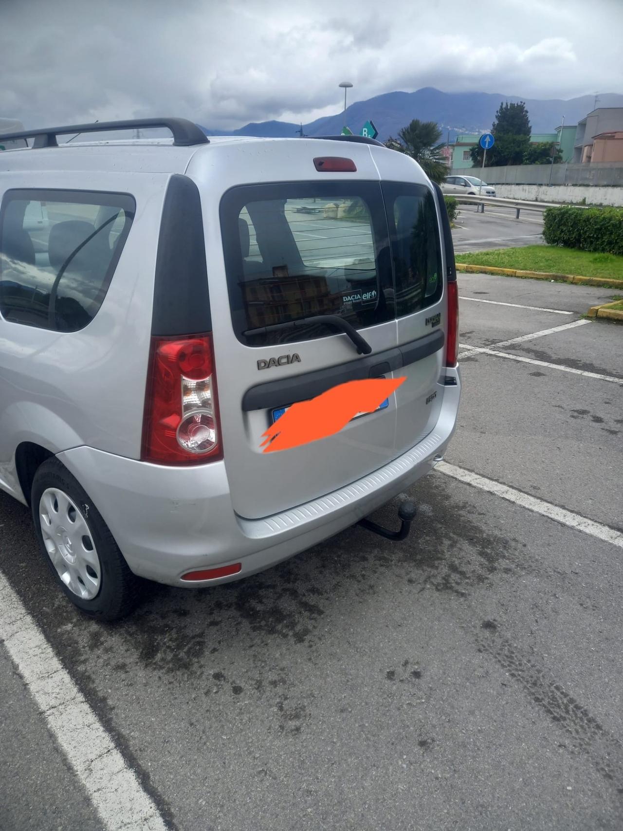 Dacia Logan 2010 con gancio traino