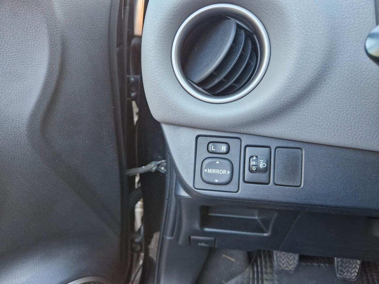 Toyota Yaris 1.0 70CV "70.700 km" Bluetooth, Telecamera, Fendi