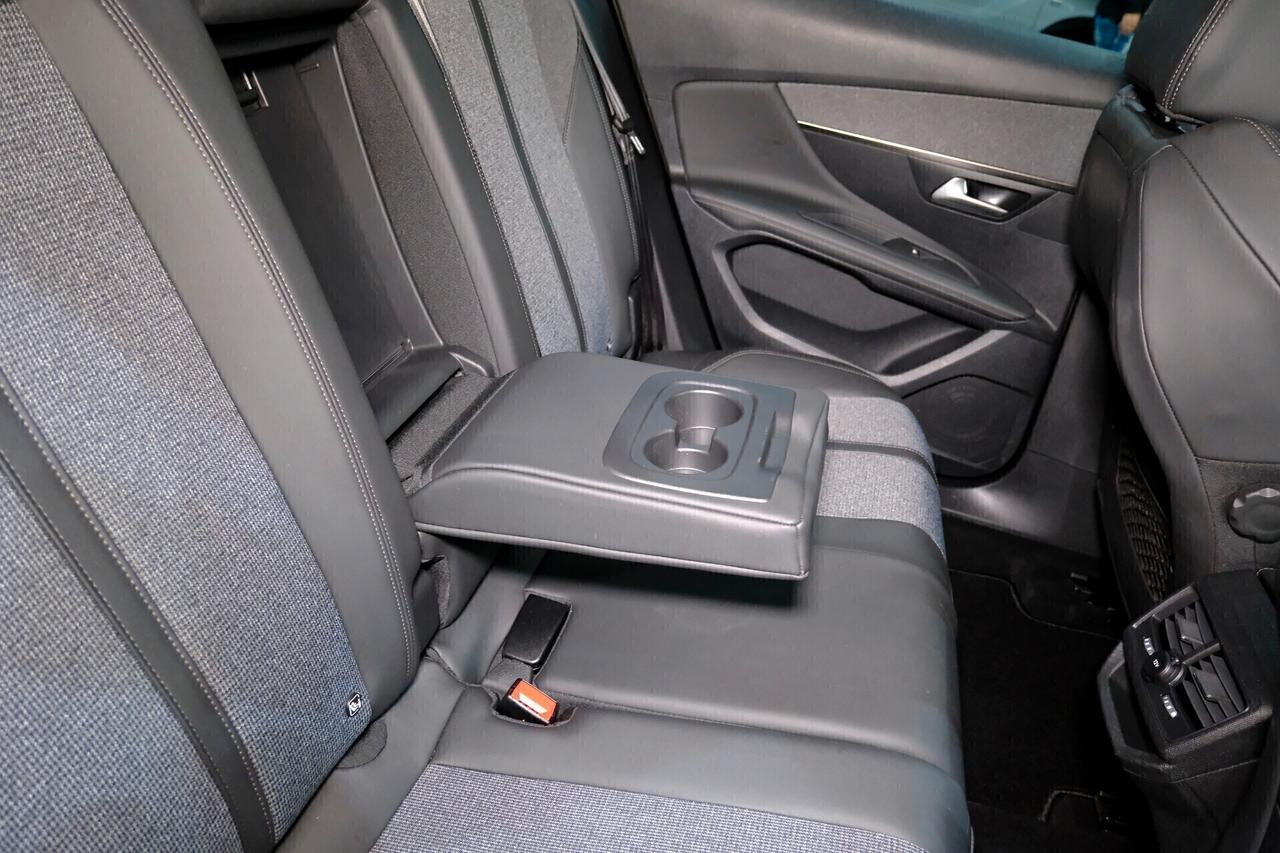 Peugeot 3008 ALLURE 12oo T 130cv COCKPIT LED e NAV