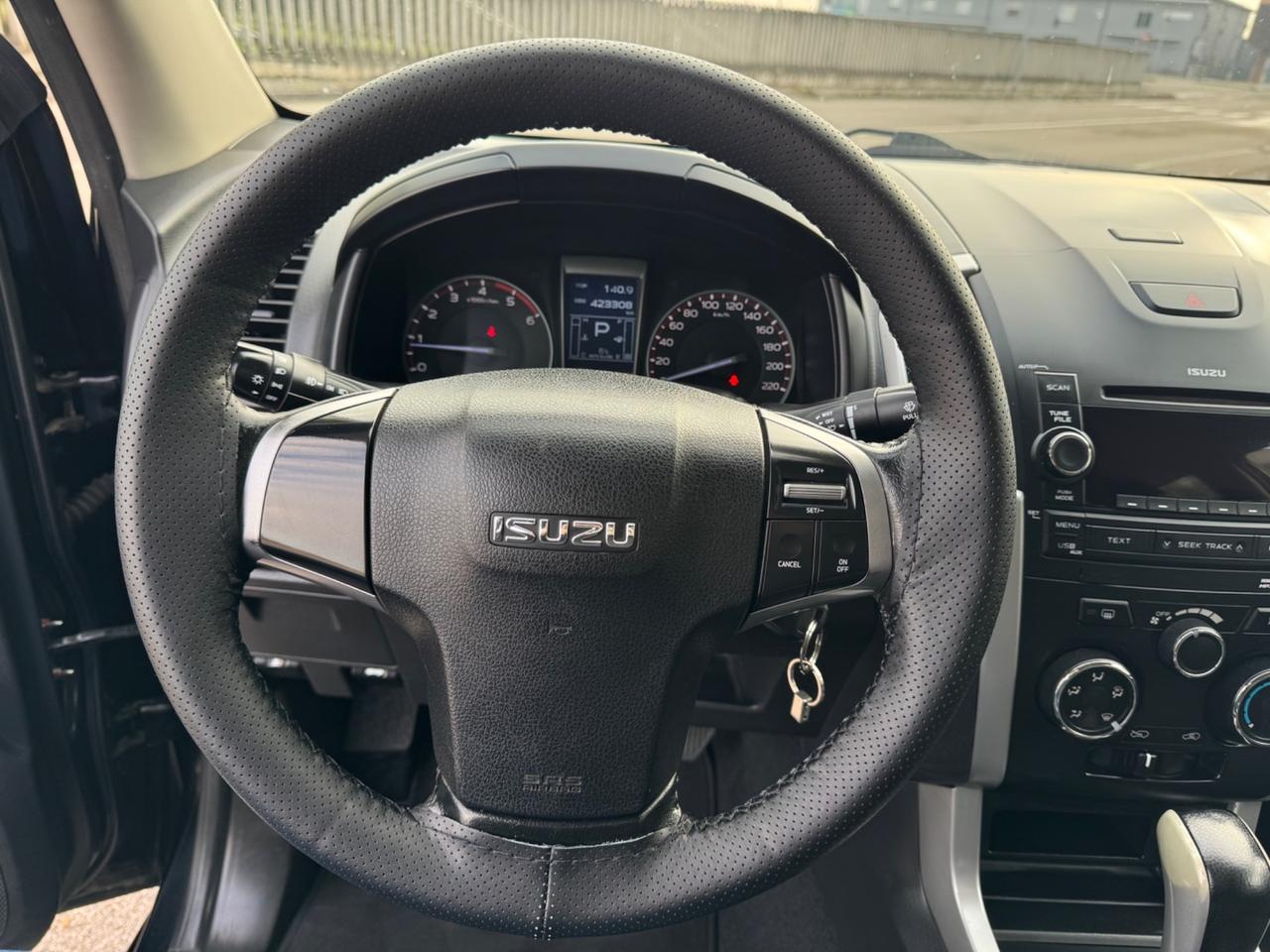 Isuzu D-Max 2.5 Crew Cab Solar A/T 4WD