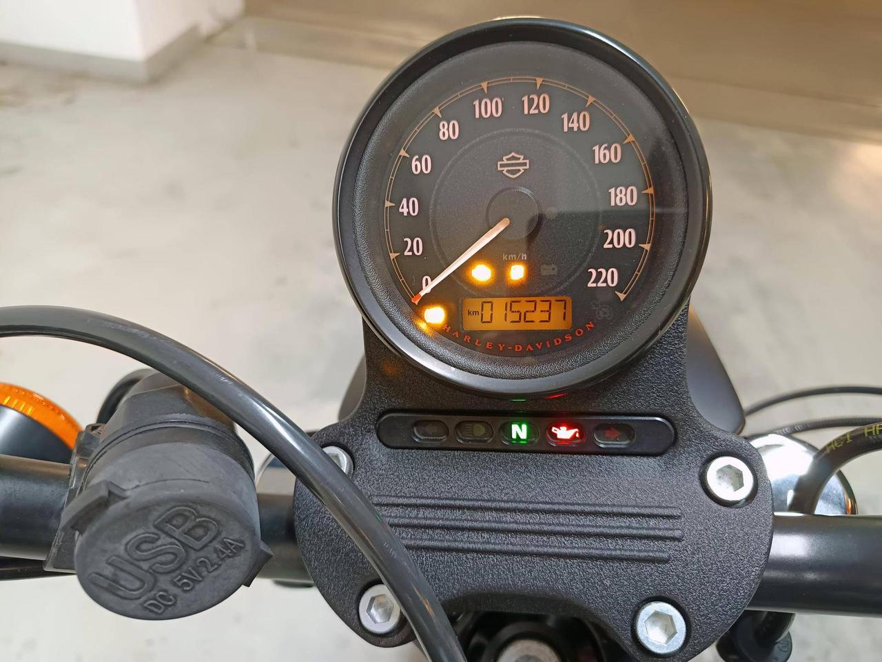 HARLEY DAVIDSON 883 Iron