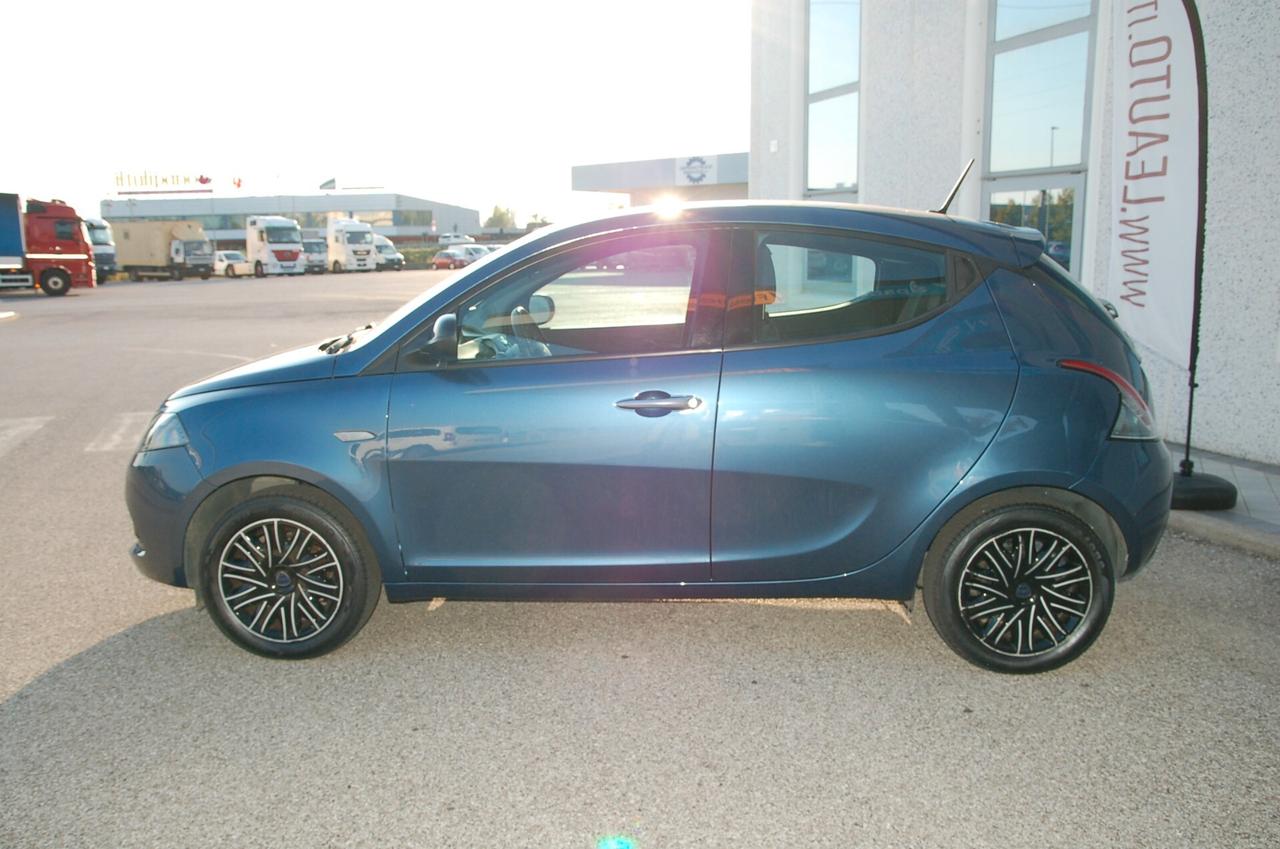 Lancia Ypsilon 1.0 FireFly 5 porte S&S Hybrid Silver