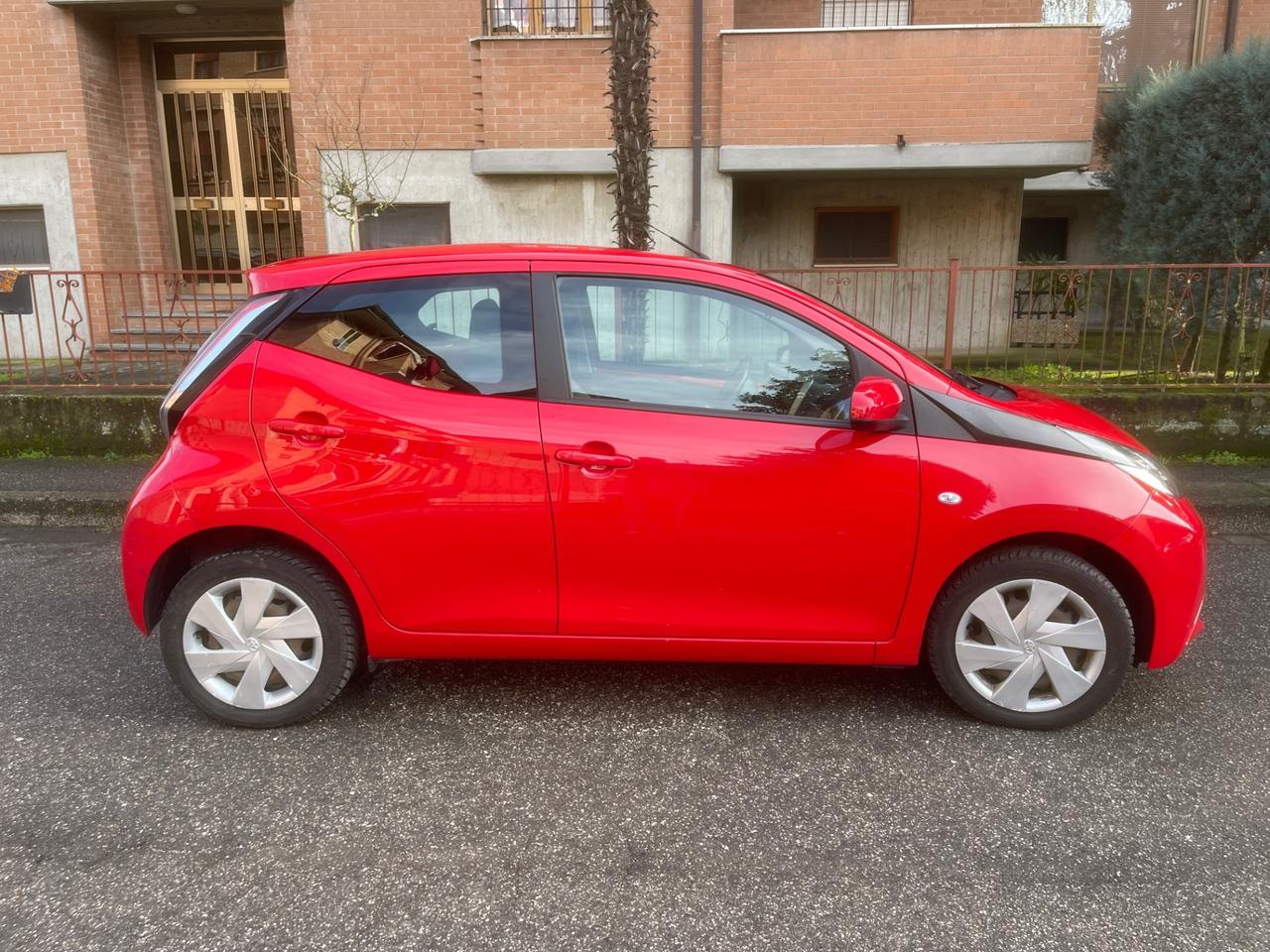 Toyota Aygo 1.0 VVT-i 69 CV 5 porte x-wave Bordeaux TSS