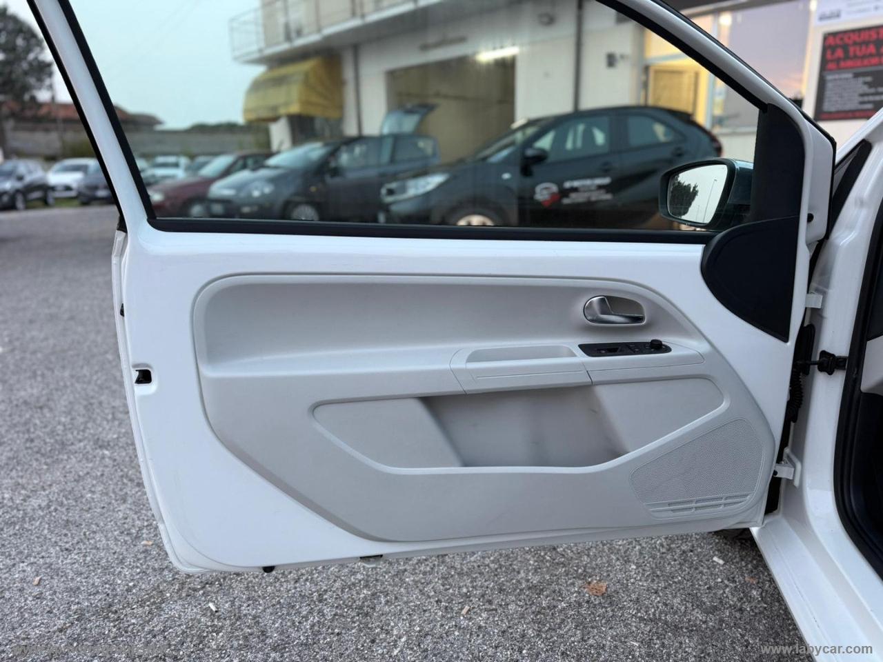 VOLKSWAGEN 1.0 75 CV 5p. high up!