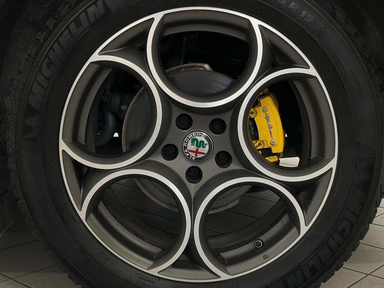 Alfa Romeo Stelvio 2.2 TD 190 CV EXECUTIVE 19" PELLE PINZE GIALLE RETROCAMERA