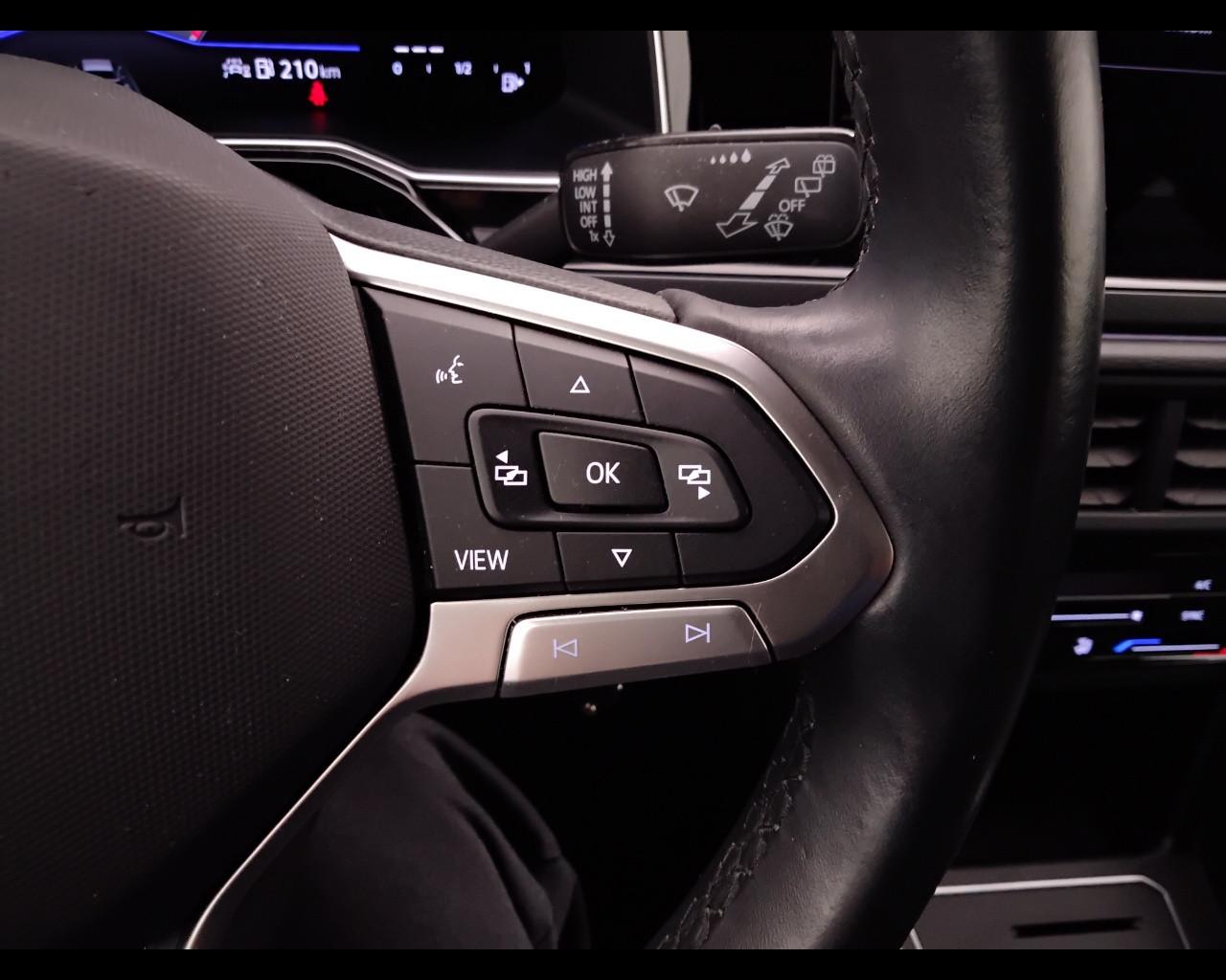 VOLKSWAGEN Polo VI 2022 - Polo 1.0 tsi R-Line 95cv