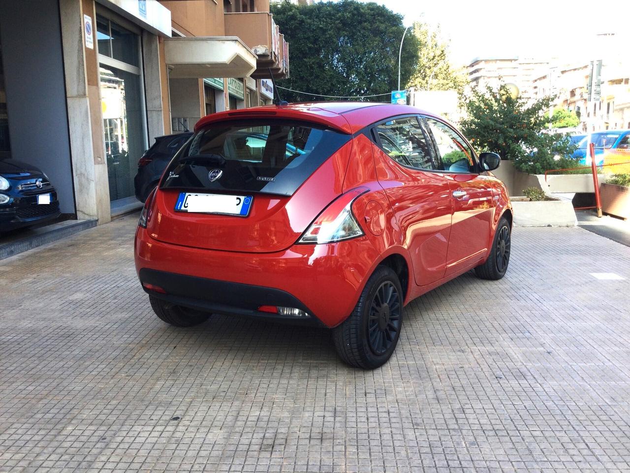 Lancia Ypsilon 1.0 FireFly 5 porte S&S Hybrid Ecochic Silver