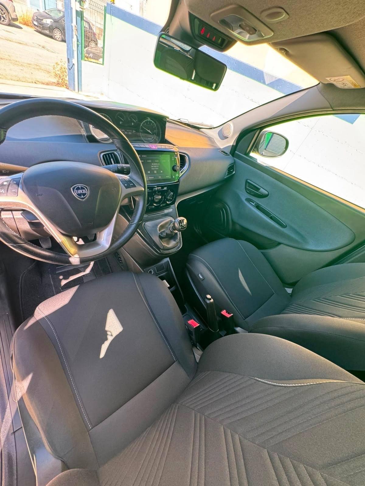 Lancia Ypsilon 1.0 FireFly 5 porte S&S Hybrid Ecochic Silver