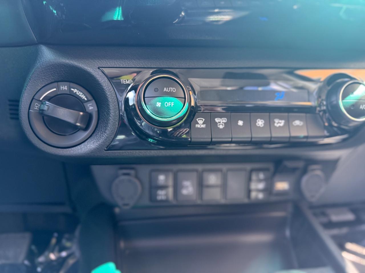 Toyota Hilux 2.8 D-4D A/T 4WD 48V 4 porte Double Cab Lounge