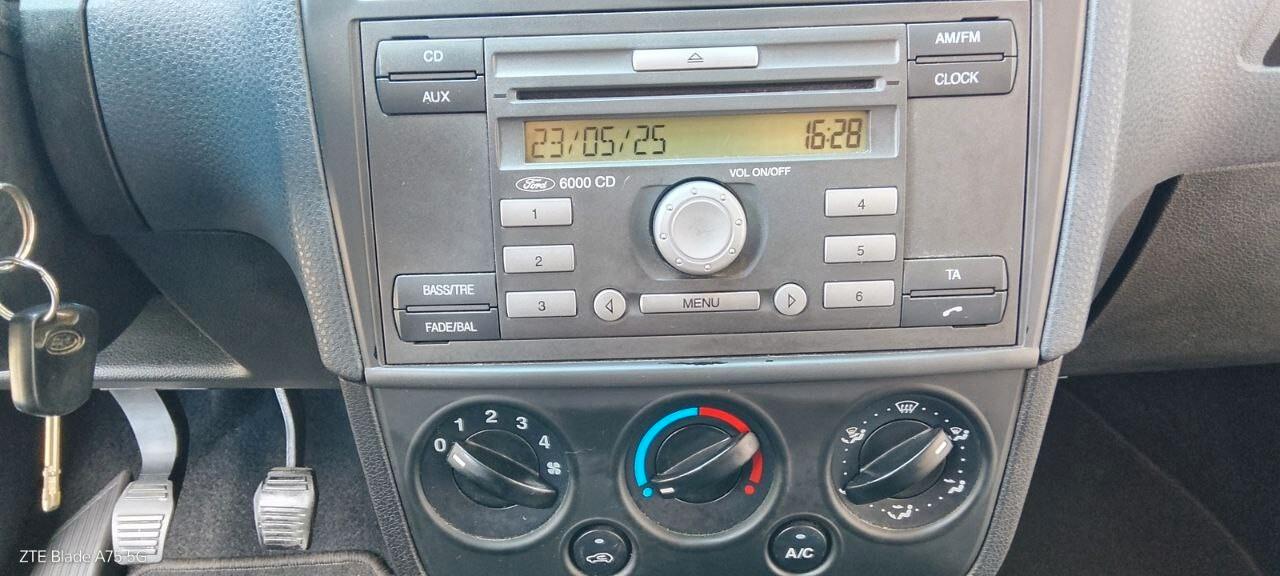 Ford Fiesta 1.2 16V 5p. Ghia KM 68000!!!