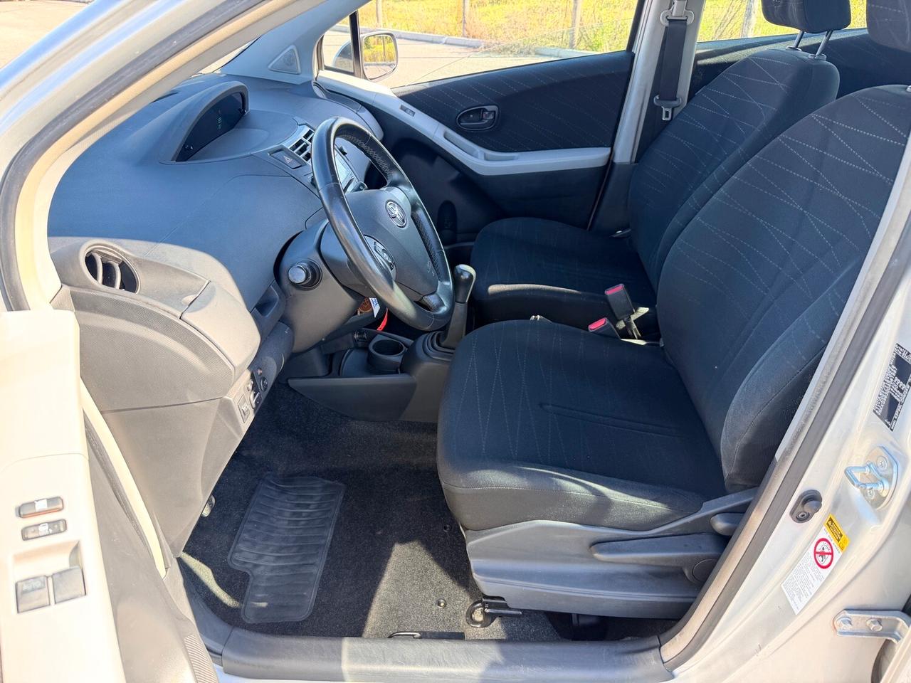 Toyota Yaris 1.0 VVT-i 70cv Benzina - 67.000 km - Garanzia 12 mesi