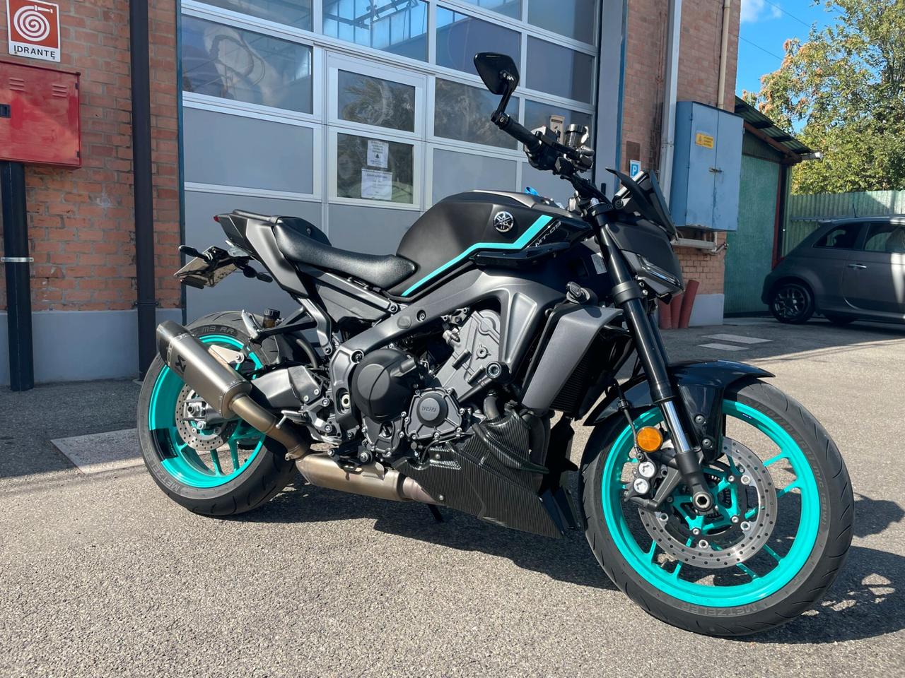 YAMAHA MT09 2024-SOLO 9.300 KM-AKRAPOVIČ COMPLETO -GARANZIA 03/2027
