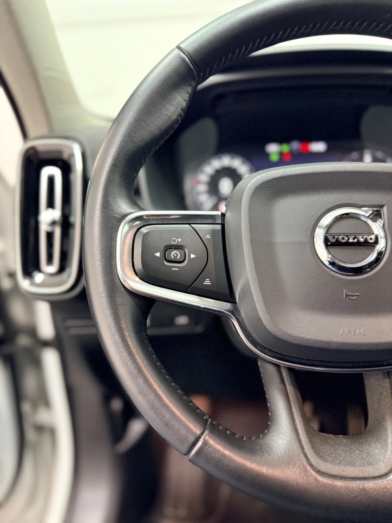 Volvo XC40 D4 2.0 190 CV AWD Geartronic Momentum 03/2018 EURO 6B