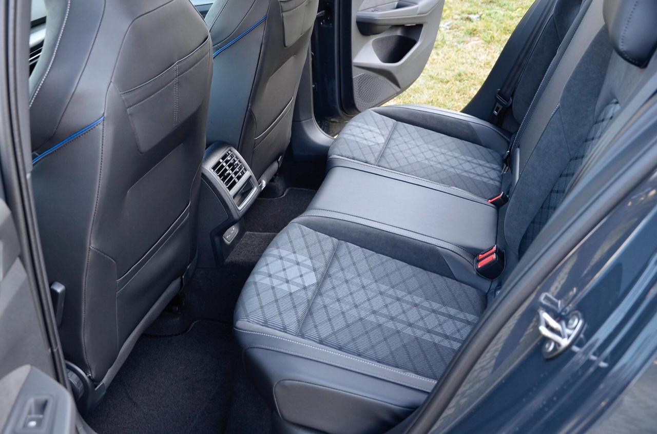 VOLKSWAGEN GOLF 1.5 ETSI R-LINE PLUS 150cv DSG, PARI AL NUOVO, GARANZIA VW, UNICOPROPRIETARIO, UFF ITALIANA, MATRIX, APPLE ANDROID, 18", PERMUTE