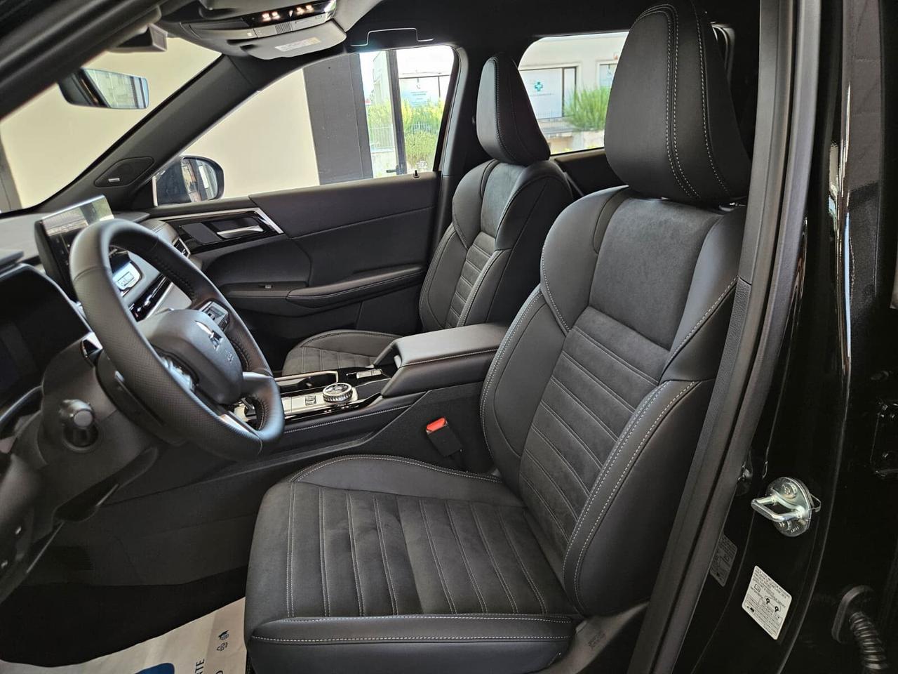 Mitsubishi Outlander DISPONIBILE IN VARIE COLORAZIONI E ALLESTIMENTI - CONCESSIONARIO UFFICIALE
