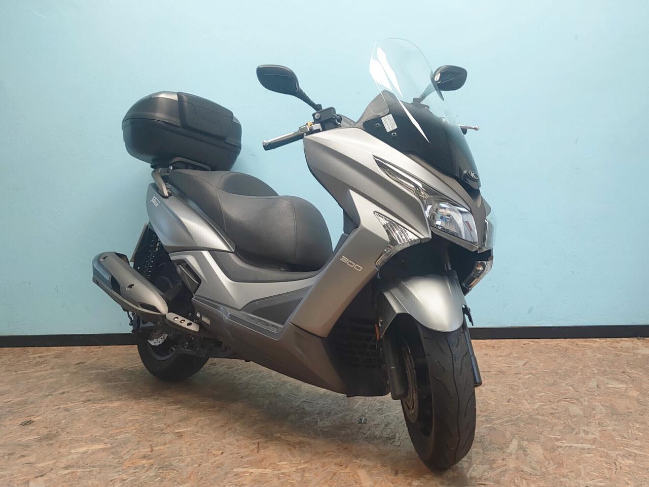 Kymco X-Town 300 I con ABS e bauletto in tinta
