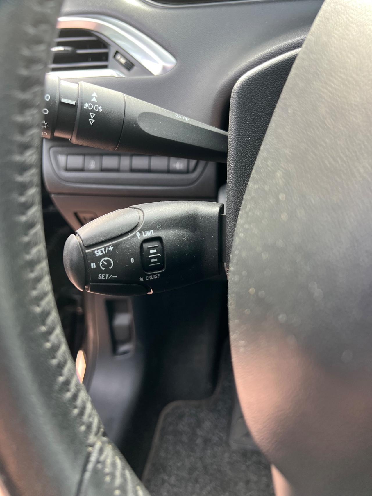 Peugeot 208 1.4 HDi 68 CV 5 porte Allure