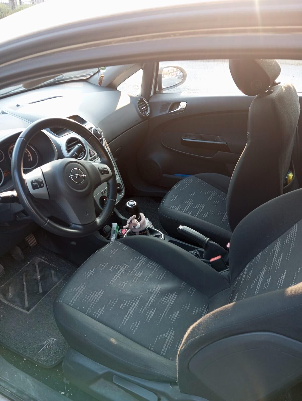 Opel Corsa 1.2 3 porte b-color