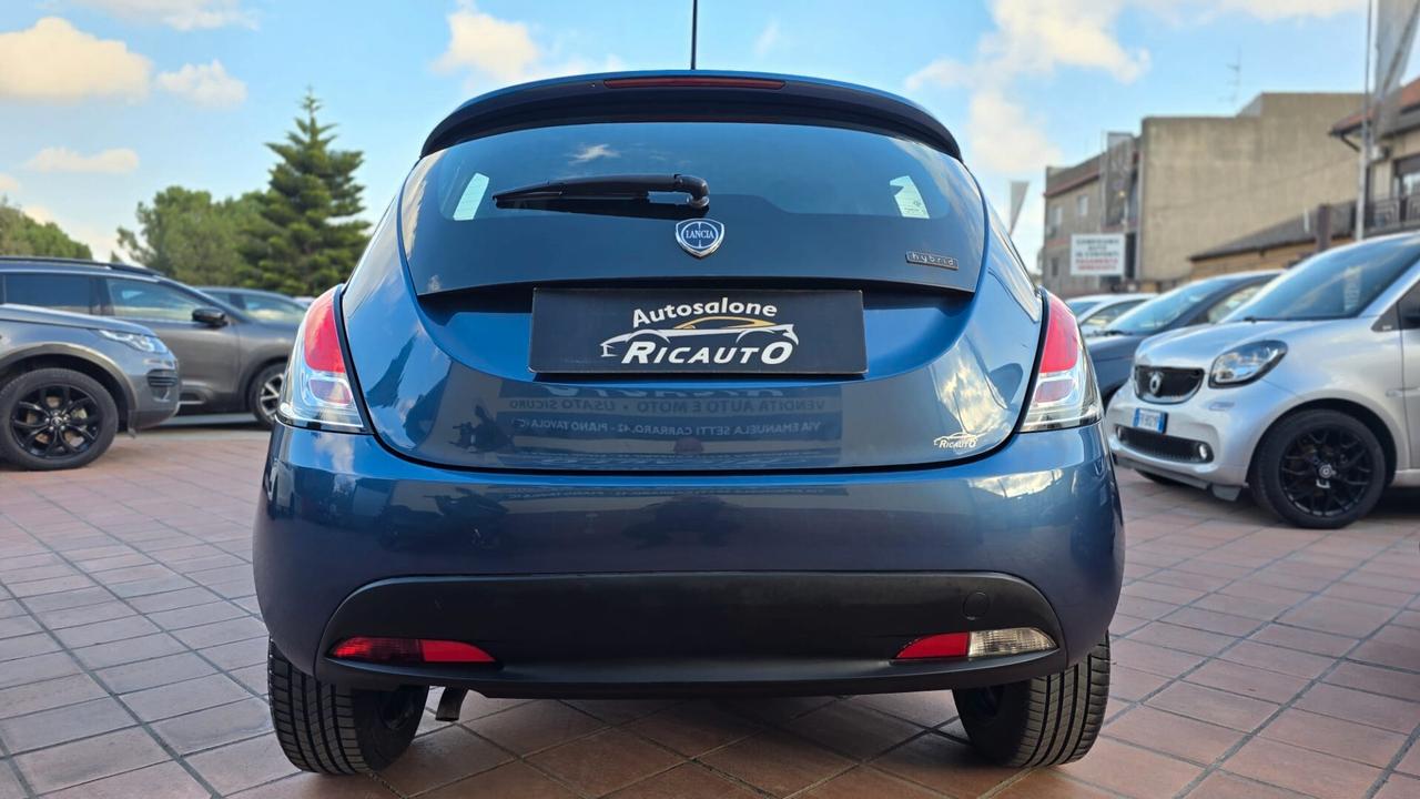 Lancia Ypsilon 1.0 FireFly 5 porte S&S Hybrid Ecochic Silver