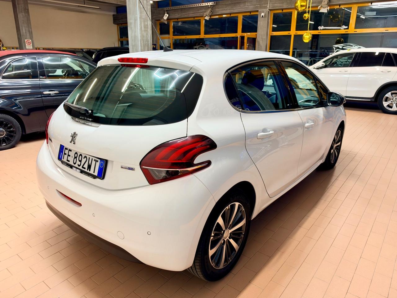 Peugeot 208 1.6HDi 100cv Neopat. E6