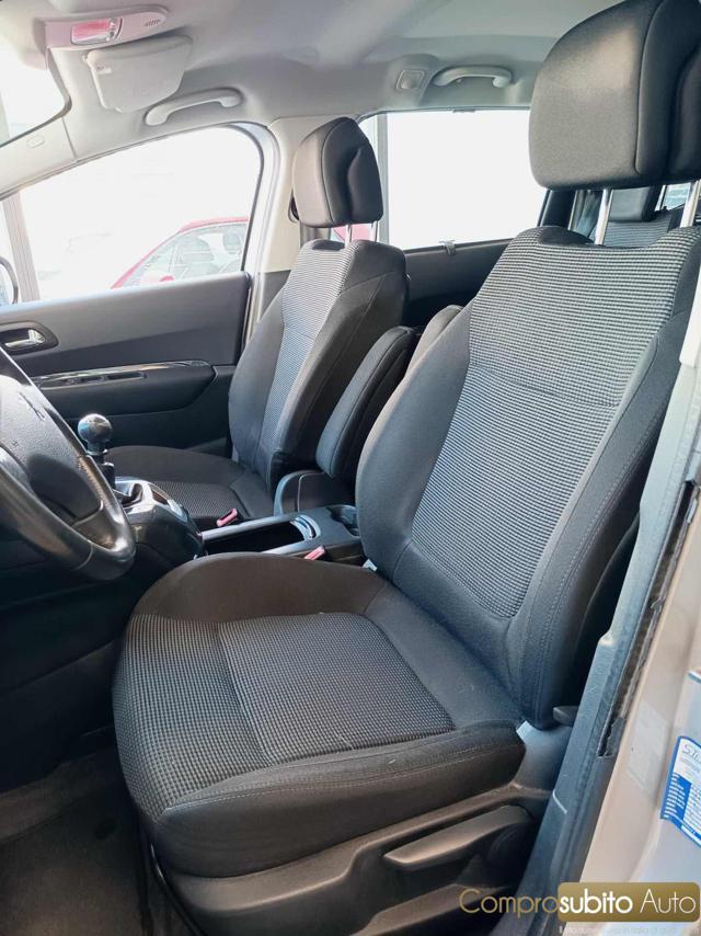 PEUGEOT 5008 1.6 HDi 7 POSTI