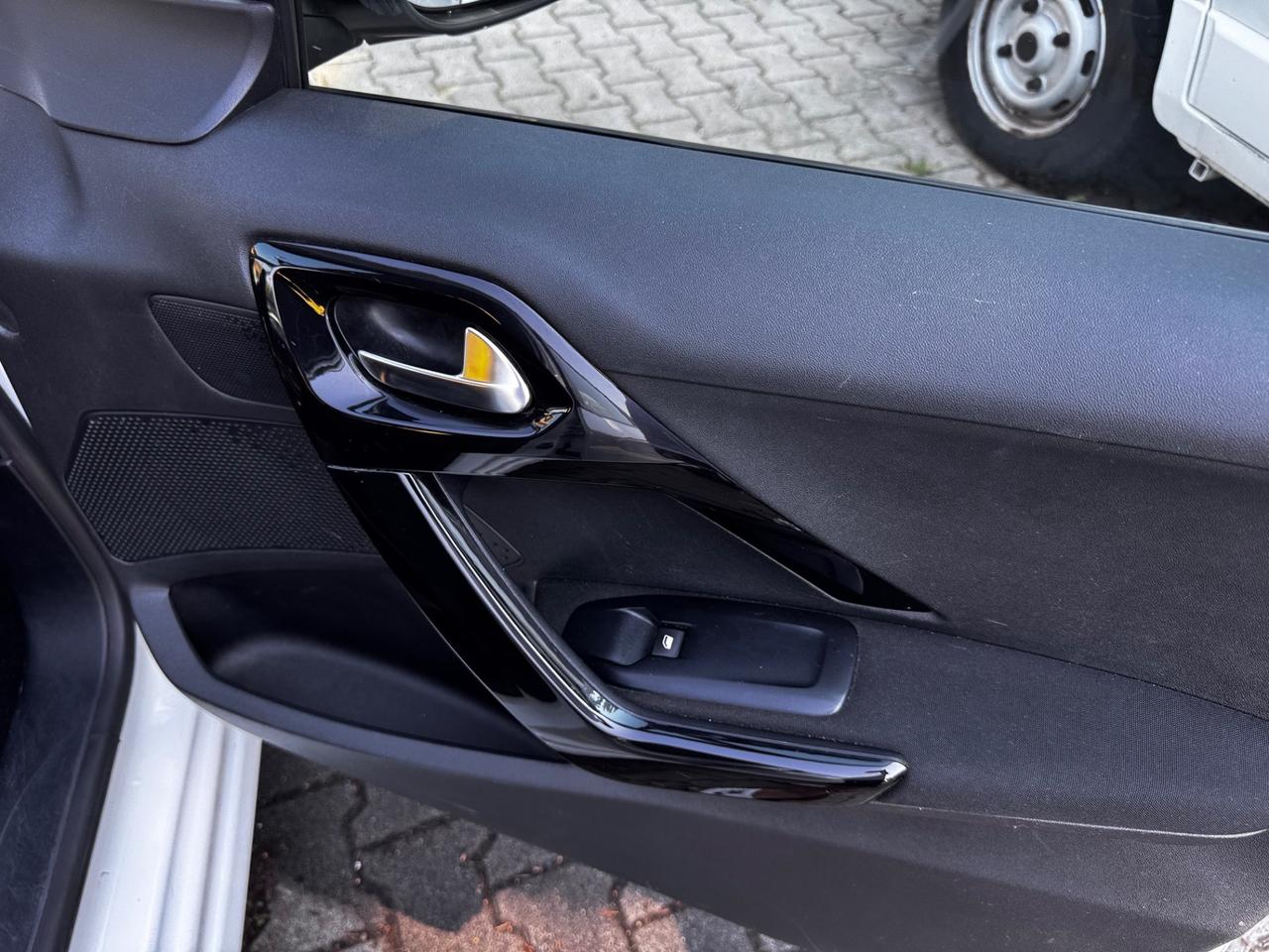 Peugeot 208 1.4 e-HDi 68 CV automatica/ neopatentati