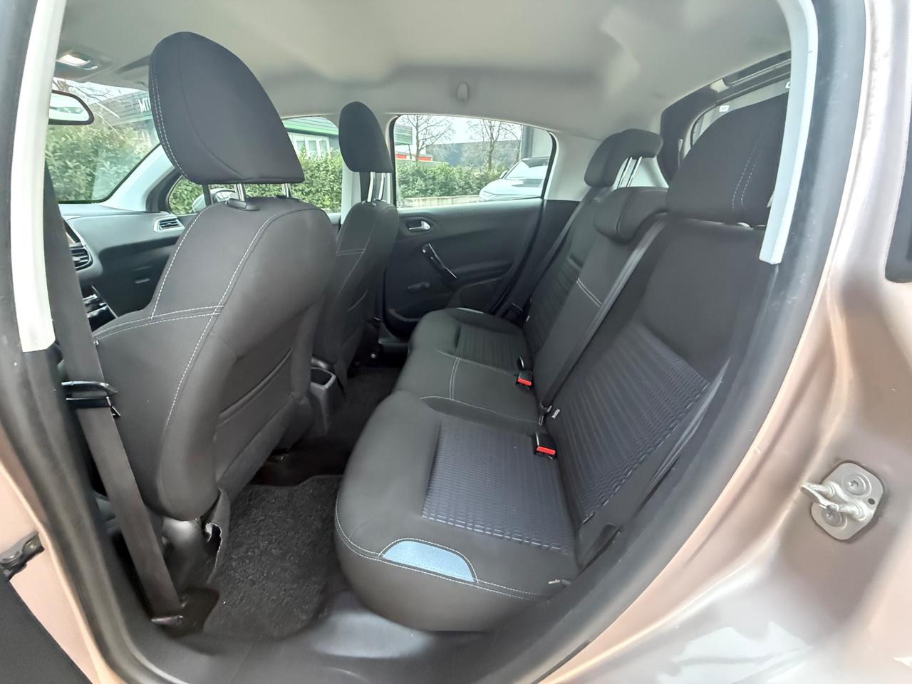 Peugeot 208 1.4 HDi 68 CV 5 porte Allure