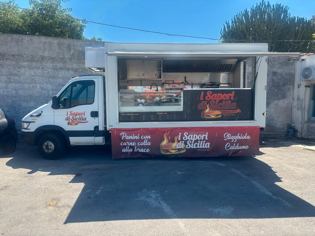 IVECO DAILY 65C/60 CON ALLESTIMENTO A PANINERIA COMPLETO DI TUTTO PIASTRA BANCONI FRIGORIFERI PICCOLO E GRANDE KAPPA AFFETTATRICE FRIGGITRICE AUTOCLAVE DI ACQUA DA 100 LITRI PER BANCONE DI PULIZIA LAVANDINO GRUPPO ELETTROGENO E PRONTO PER LAVORARE PE