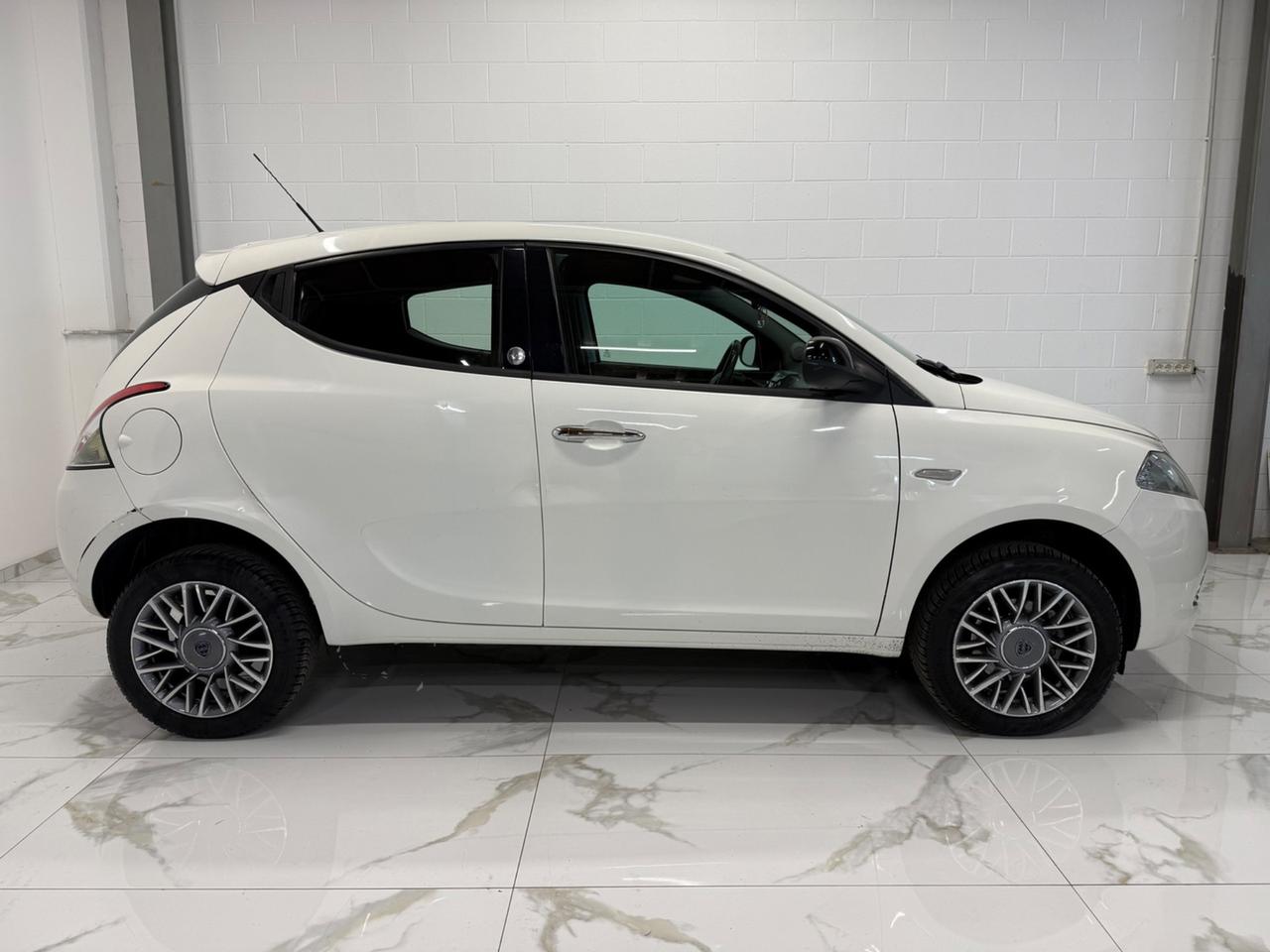 Lancia Ypsilon 0.9 TwinAir 85 CV 5 porte Metano Ecochic Silver