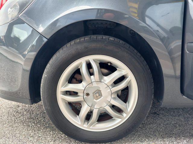 RENAULT Clio 1.2 16V 5 porte Confort X COMMERCIANTI