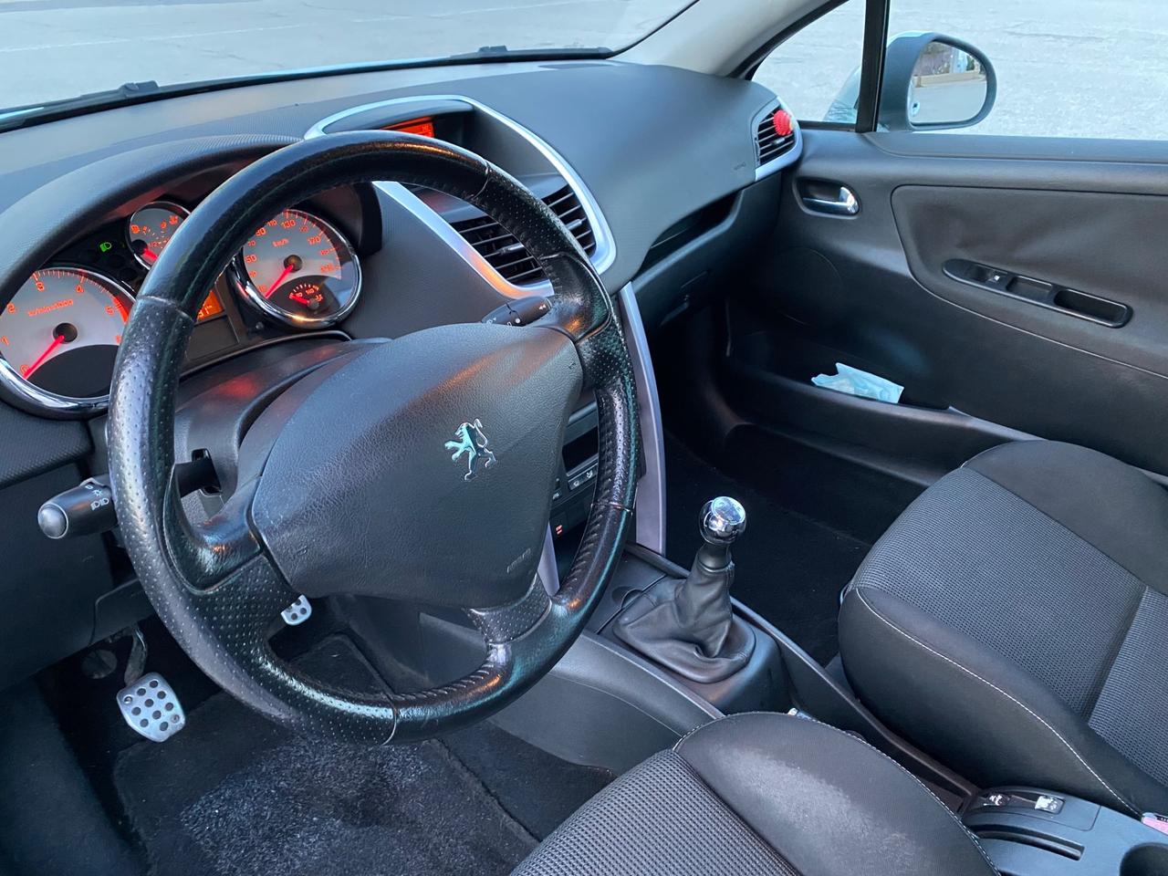 Peugeot 207 1.6 HDi 110CV CC Féline