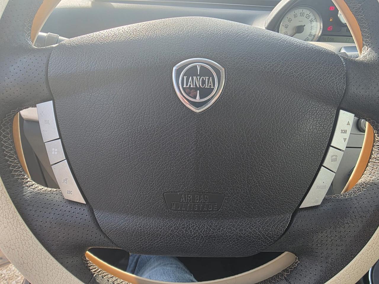 Lancia Ypsilon 1.3 MJT 75 CV Platino